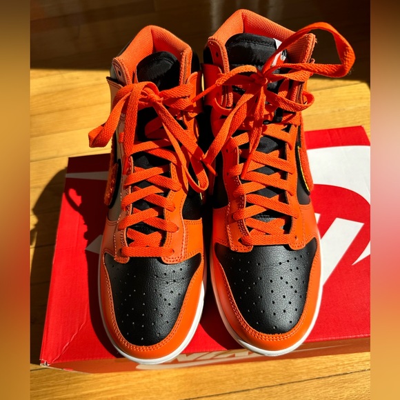 NIKE Retro Dunks - Picture 2 of 5